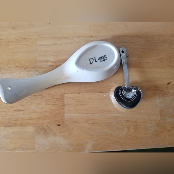Kitchen Lot: Spoon Rest & Measuring Spoons - Picture 2 of 2